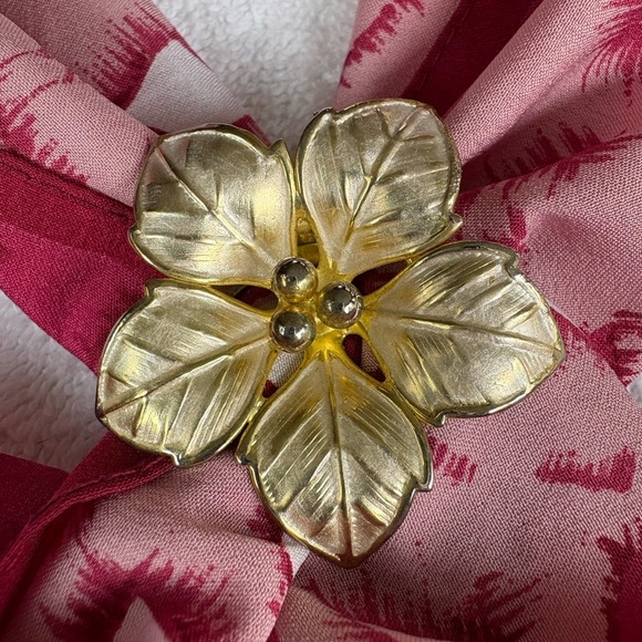 Vintage Gold Tone Floral Scarf Clip/Ring - Picture 1 of 10